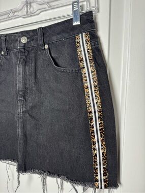 Topshop MOTO Black Denim Mini Skirt Size 6 Leopard Side Stripe Raw Hem